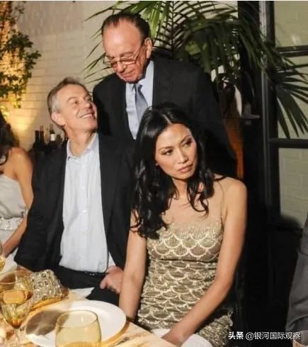 惨遭亿万富豪默多克起诉离婚后，邓文迪为何还能做社交女王？