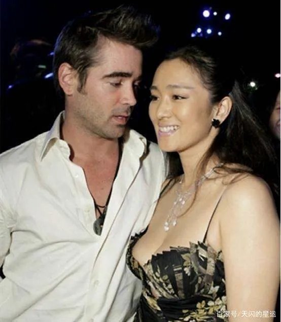 55岁巩俐和老公现身街头，身材发福，背部赘肉明显，巩皇也老了吗？