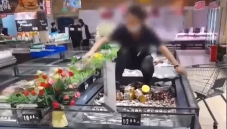 永辉超市工作人员脚踩冷冻鱼虾，为什么只是对该员工加强管理？