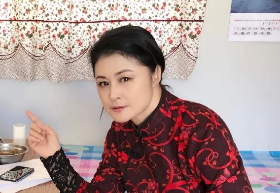 于月仙晒老公合影，现实的她气质高雅像个贵妇，她平时有多美？