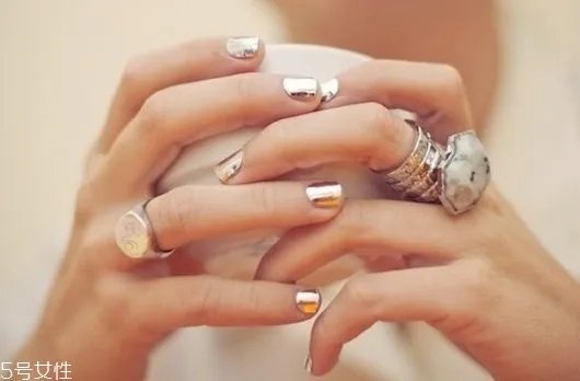 2018镜面美甲图片 闪亮金属镜面美甲样式