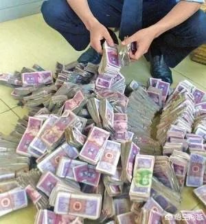 上海工行员工加班八小时点清近三万枚硬币，满足顾客一次性存储需要，你怎么看？