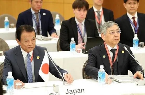 如何看待日本副首相把亚投行比作“高利贷”一事？