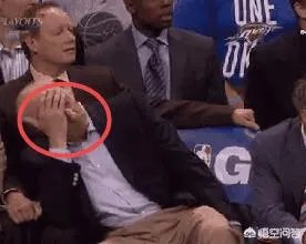 波波维奇最后大吼让球员采取犯规战术，为何场上球员无动于衷？