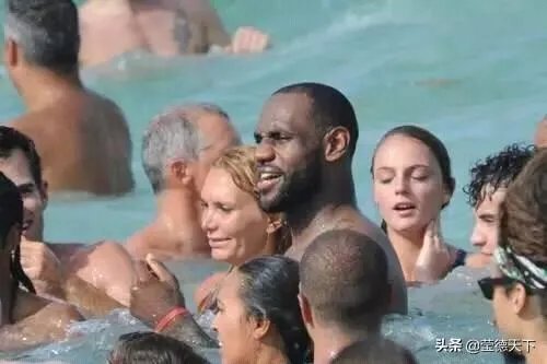 NBA有哪些球星游泳特别厉害？