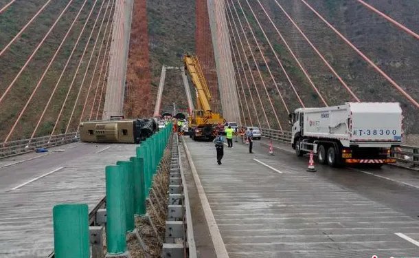 四川一客车高速侧翻