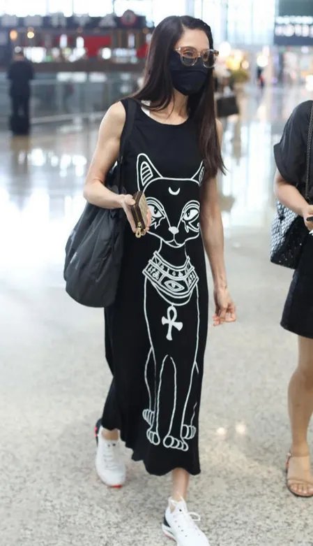 李若彤穿背心裙走机场，肌肉紧致有型没有年龄痕迹，你爱了吗？