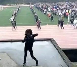 中学课间操全体跳街舞是怎么回事？