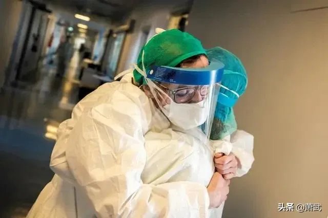 美国确诊人数从前天的35000直降到26000，是真的吗？