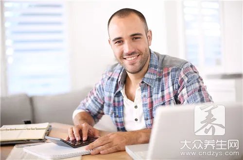 甲下黑色素瘤早期图片