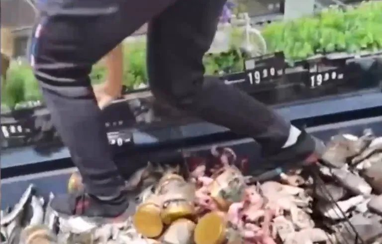 永辉超市工作人员脚踩冷冻鱼虾，为什么只是对该员工加强管理？