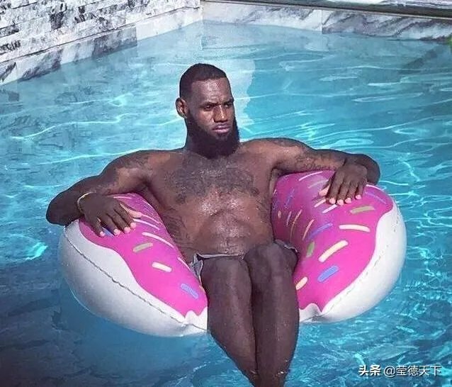 NBA有哪些球星游泳特别厉害？