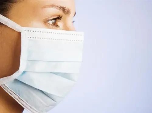 专家提示将口罩拉至下巴处是错误习惯，佩戴口罩常见错误方式有哪些？