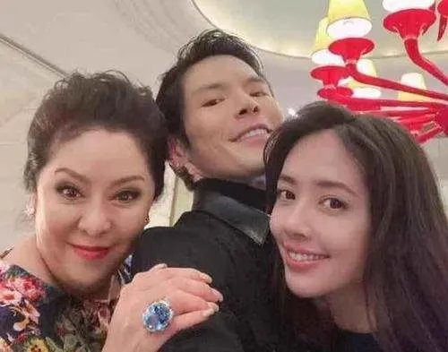 曝郭碧婷中秋夜产女，谁在郭碧婷身边陪产？