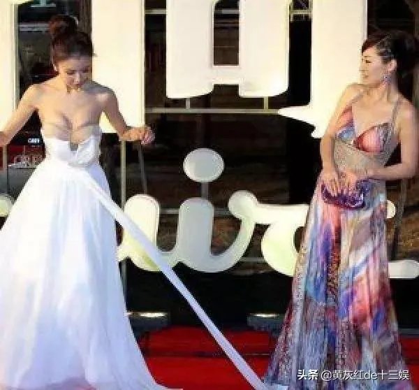 有哪些明星在走红毯时的尴尬事令你捧腹大笑？