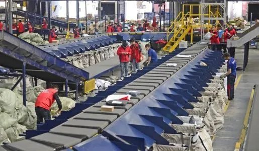 百世快递回应13吨包裹烧毁，为什么很多人都说这个快递活该？