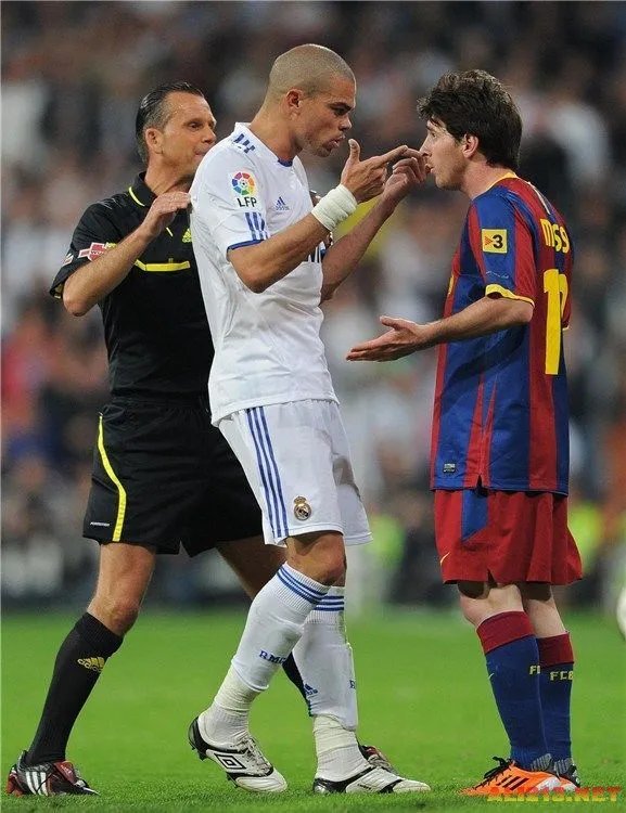 盘点佩佩10大“脑残”时刻 踹队友踩梅西坑惨C罗