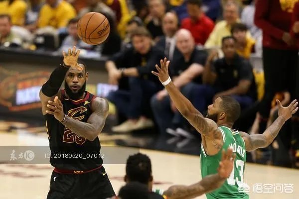 4次犯规的杰伦·布朗，两次想从詹姆斯手中切球，为什么？