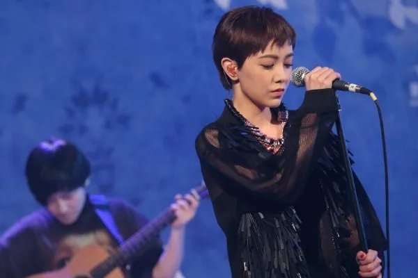 郭采洁向汪峰道歉分别表现出两个人怎么样的情商？