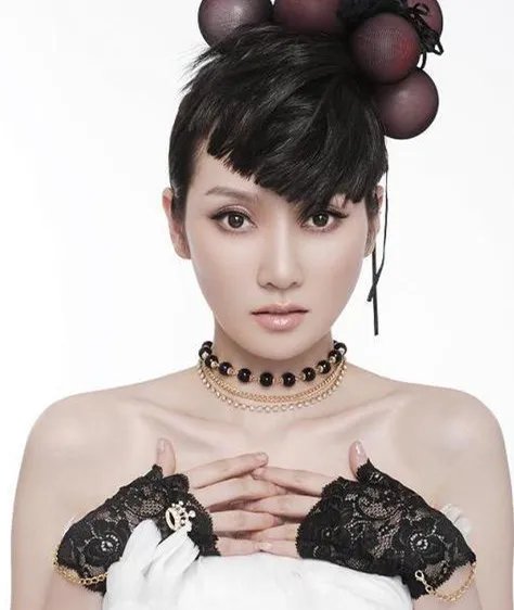 萨顶顶假唱话筒拿反唱的什么歌？ 当歌手有时候也考验演技