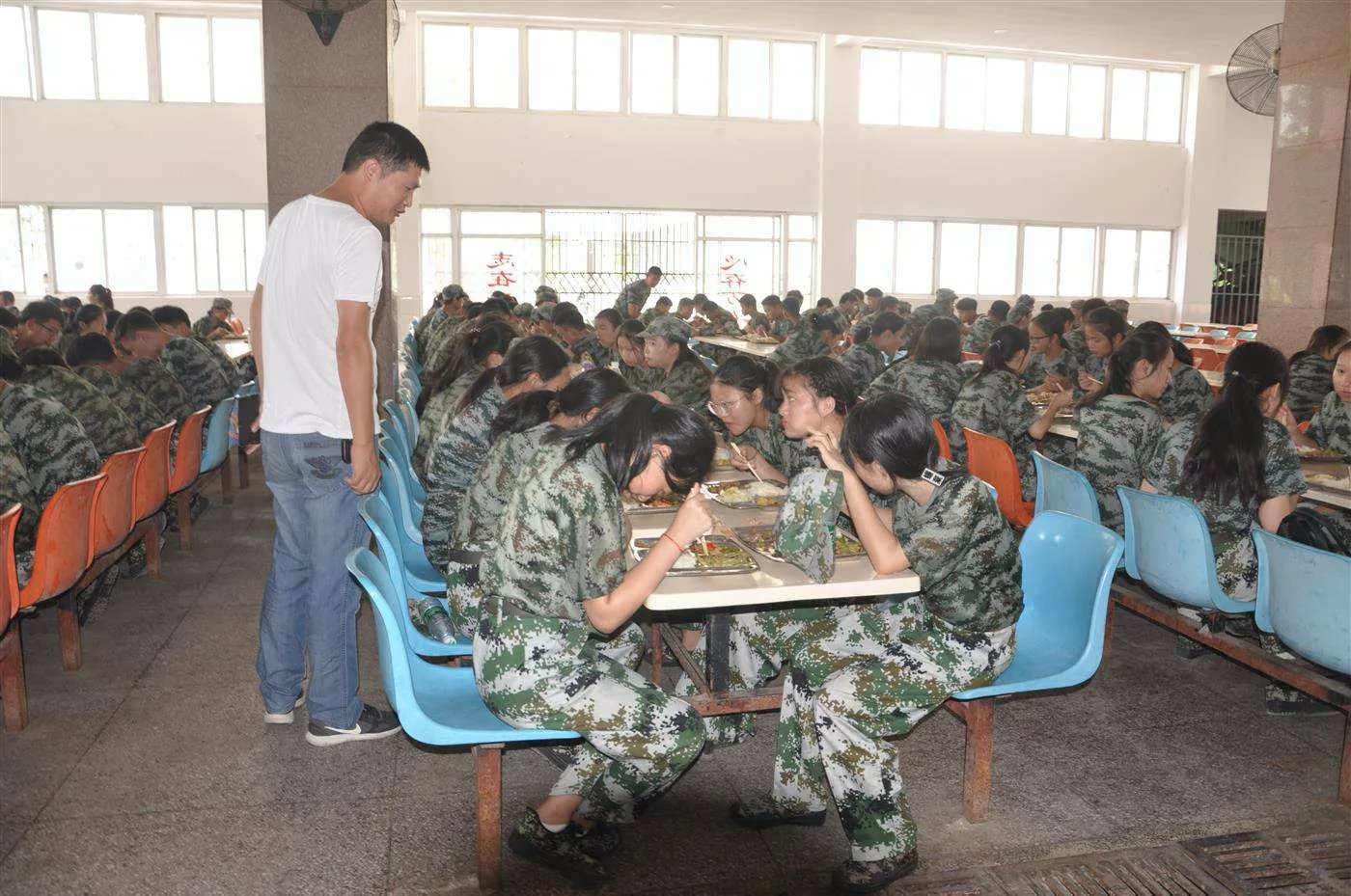 军训教官手抓学生剩饭当场吃掉，这种方法有哪些弊端？