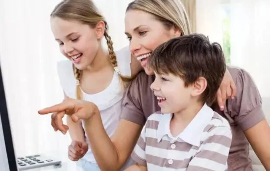 河南降雪后学生家长连夜送被子一事中，你体会到了什么？