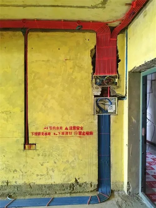 电线为什么不能走顶