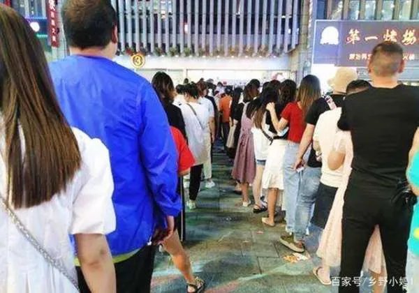 万人排队喝孟婆汤，地摊摆出新高度，这到底是怎么回事呢？