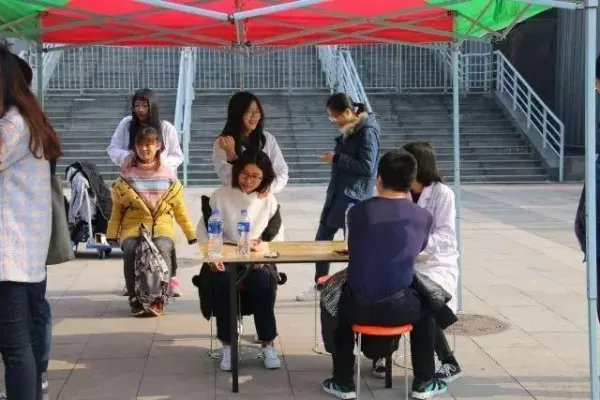 沧州北中医学生操场摆桌交流把脉，怎样看待这样的学习氛围？