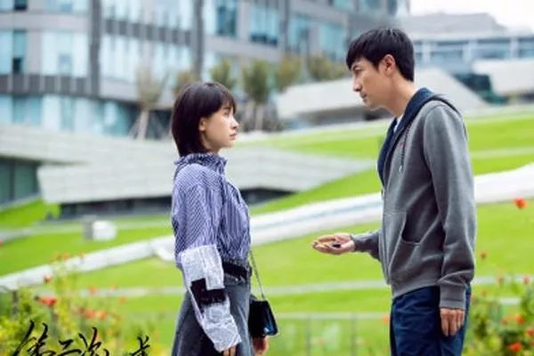 张鲁一王子文一同走红毯，为何被网友称两位之间隔了“一堵墙”？