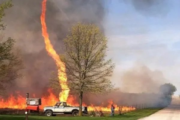 烈焰龙卷风别名“火怪”，这种现象是如何产生的？