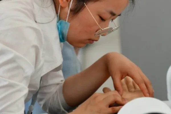 沧州北中医学生操场摆桌交流把脉，怎样看待这样的学习氛围？