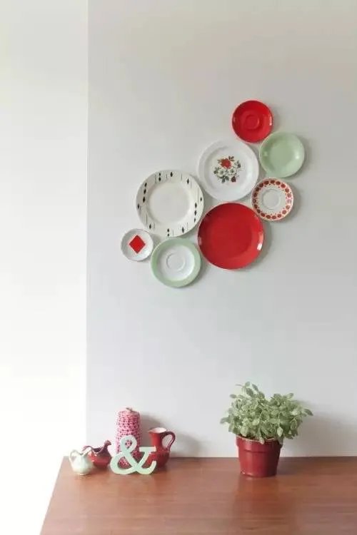 把盘子挂在墙上装饰，这么好看！
