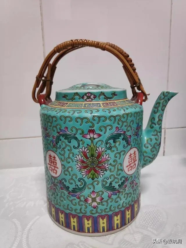 惨遭亿万富豪默多克起诉离婚后，邓文迪为何还能做社交女王？