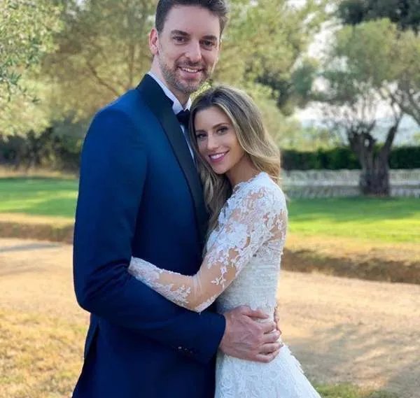 科比生涯最默契的队友，大加和小十岁的女友现在怎么样？