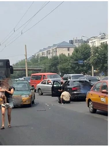 奥迪撞飞出租司机伤情如何？