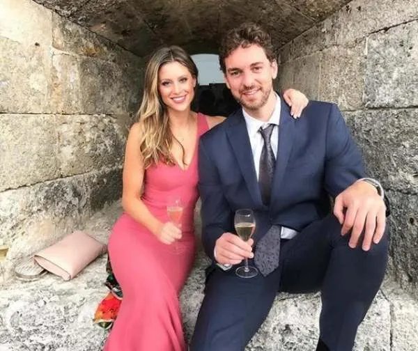 科比生涯最默契的队友，大加和小十岁的女友现在怎么样？