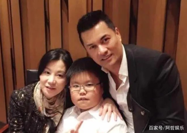 头婚娶周海媚，二婚与邝美云闪婚闪离，吕良伟现在怎么样了？