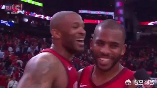 保罗被队友偷袭摸头杀，保罗脸色大变，塔克差点挨打，当时发生了什么？