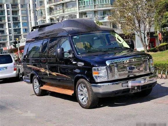 电视剧 小爸爸 中泰勒的蓝色汽车是什么