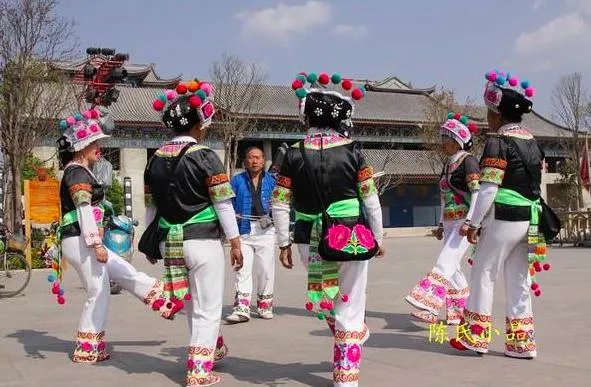 云南彝族跳舞为什么要用左脚？