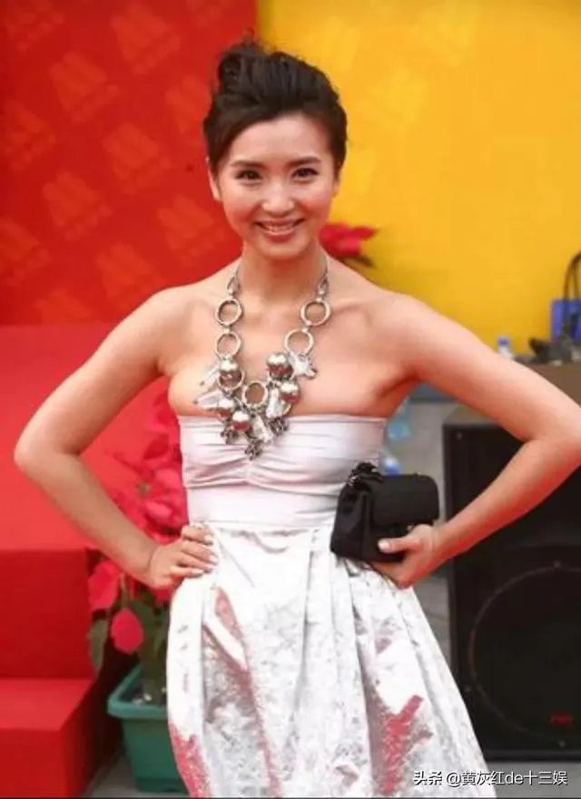 有哪些明星在走红毯时的尴尬事令你捧腹大笑？