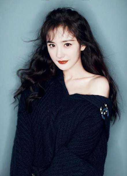 杨幂遭遇代拍，现场只有一个保镖一个助理，嘉行这么不待见杨幂了？