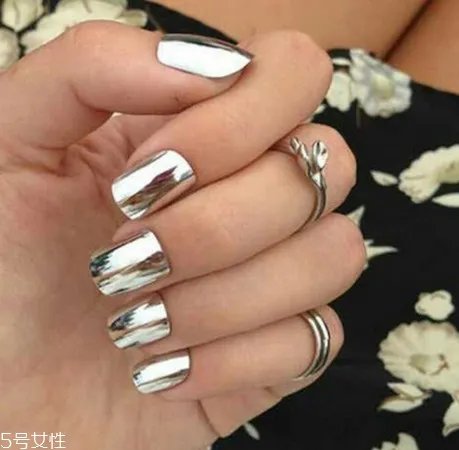2018镜面美甲图片 闪亮金属镜面美甲样式