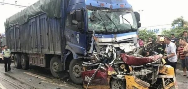 佛山货车追尾教练车