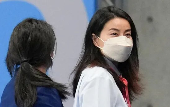 郭晶晶现场为中国奥运冠军拍照，状态如何？