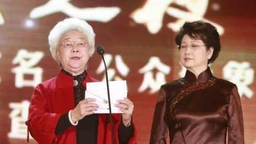 4位至亲人患癌离世，一生不拍广告，92岁田华为什么不敢退休？