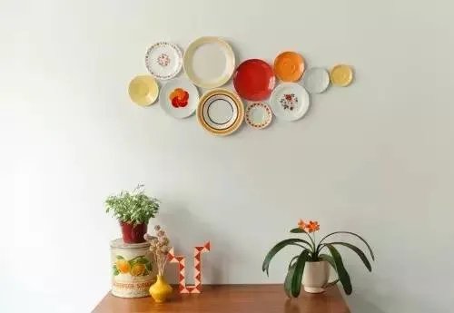 把盘子挂在墙上装饰，这么好看！