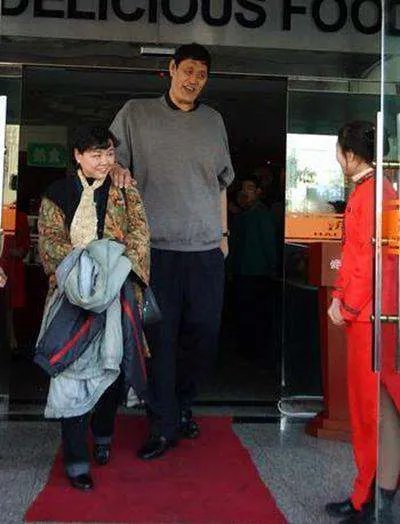 男篮巨人去世十年后，妻子气色变好，儿子1米8不搞体育，他是谁呢？
