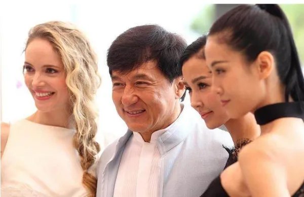 当年成龙的女儿“小龙女”被曝失踪是什么情况？